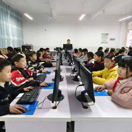 Miten Jiangsu Jutianin Sun Haiqing antoi kotikaupungin koulutuksen tietokonelahjoitusten kautta?